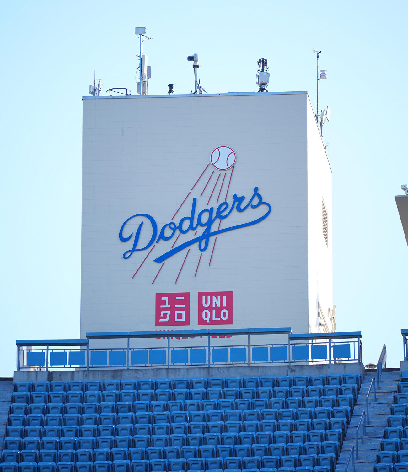 ドジャースのロゴの下に入ったユニクロのロゴ（撮影・垰建太）