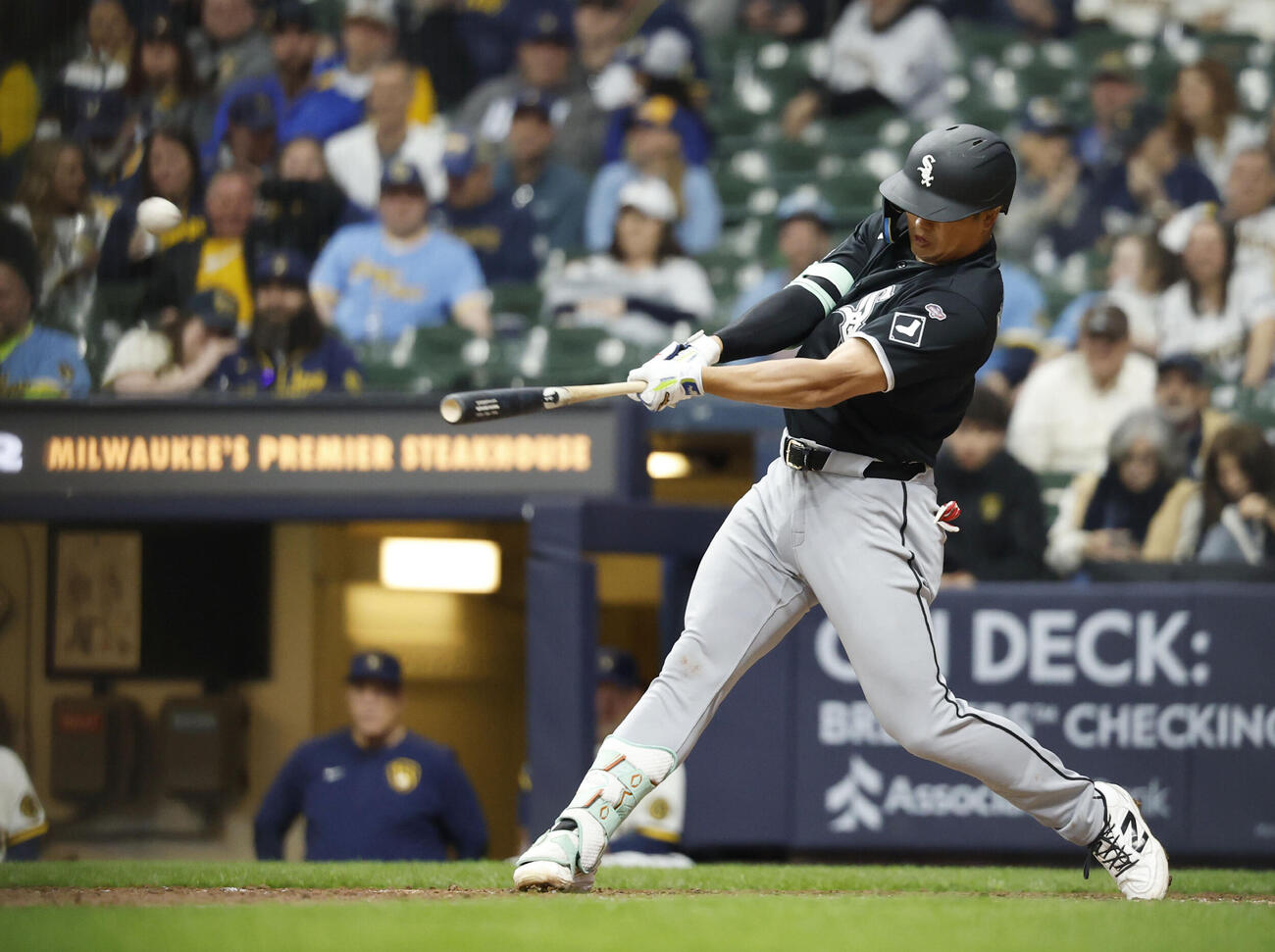 米大リーグ、ブルワーズとの開幕戦の9回、メジャー初本塁打を放つホワイトソックス・村上宗隆＝26日、ミルウォーキー（共同）