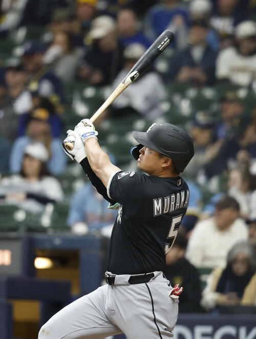 米大リーグ、ブルワーズとの開幕戦の9回、メジャー初本塁打を放つホワイトソックス・村上宗隆＝26日、ミルウォーキー（共同）