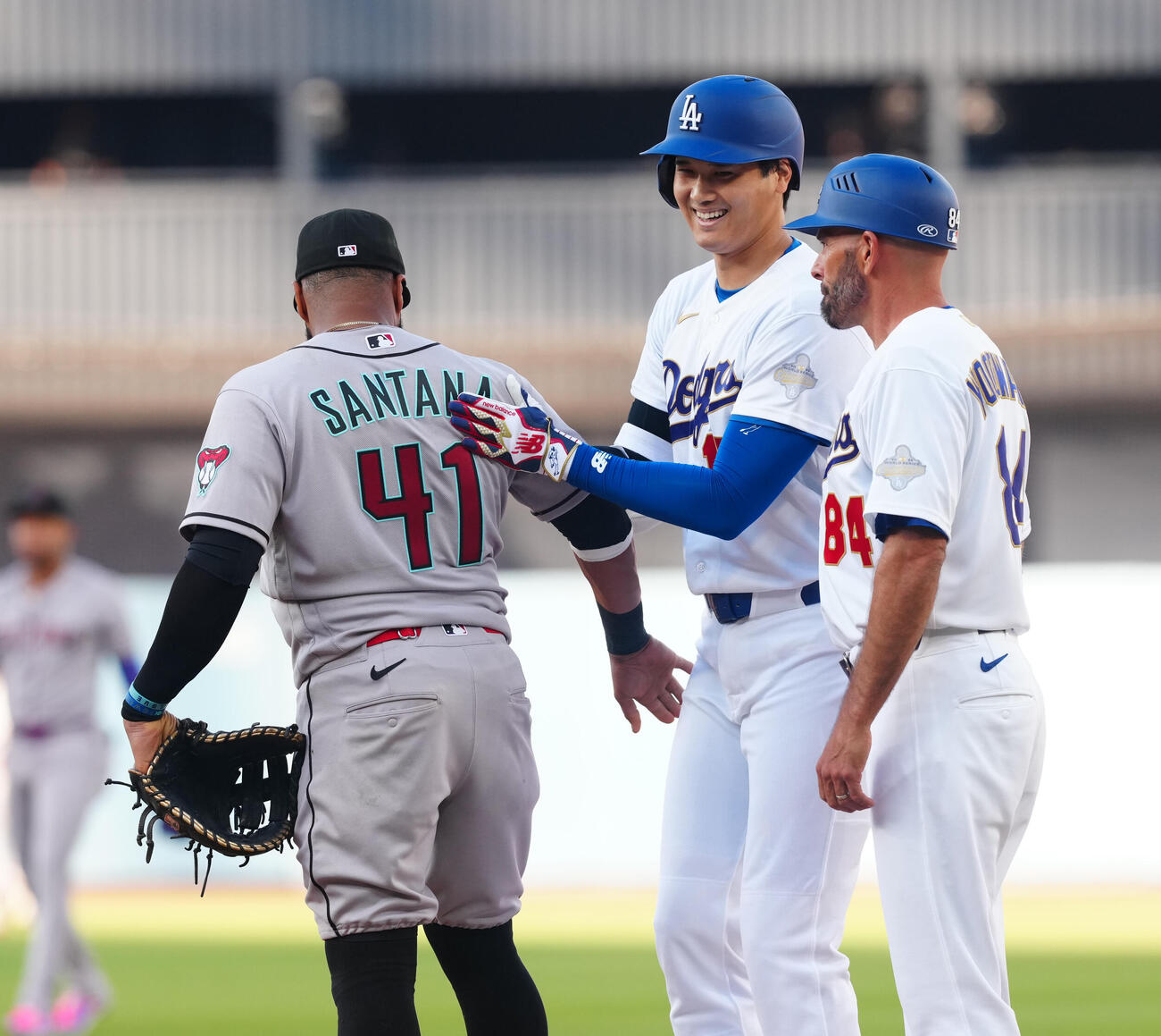 ドジャース対ダイヤモンドバックス　1回裏ドジャース無死、右前打を放ち笑顔の大谷（撮影・垰建太）