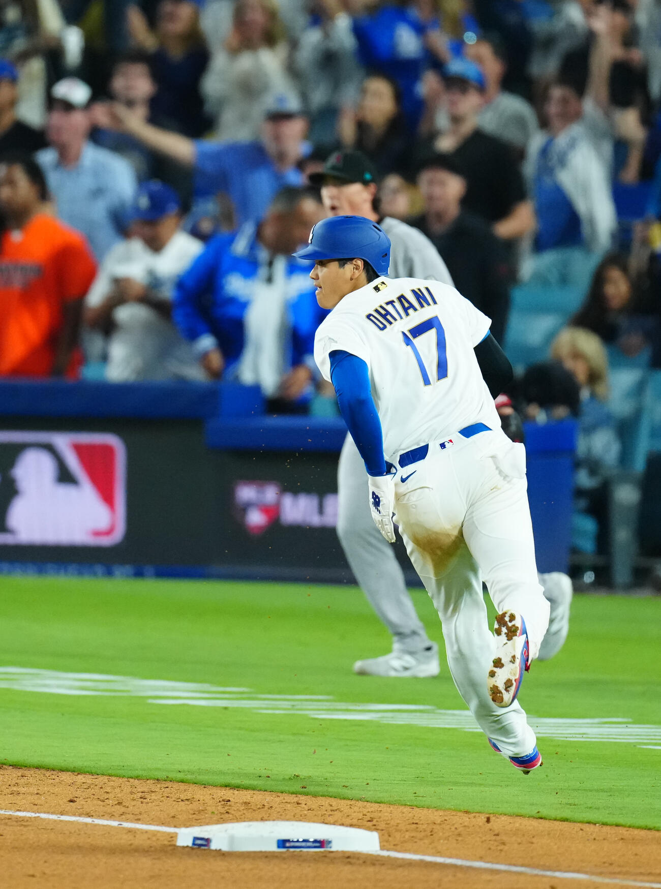 ドジャース対ダイヤモンドバックス　7回裏ドジャース無死一塁、タッカーの適時二塁打で三塁を蹴り本塁へ駆ける大谷（撮影・垰建太）