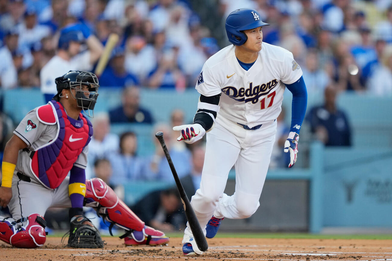 ダイヤモンドバックス戦の第1打席で右前安打を放つ大谷翔平（AP)