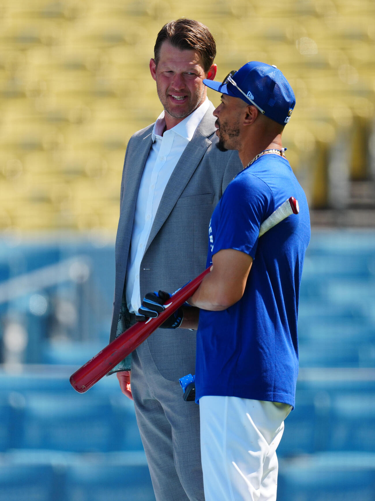 ドジャース対ダイヤモンドバックス　試合前ドジャースのベッツ（右）と話すカーショー氏（撮影・垰建太）