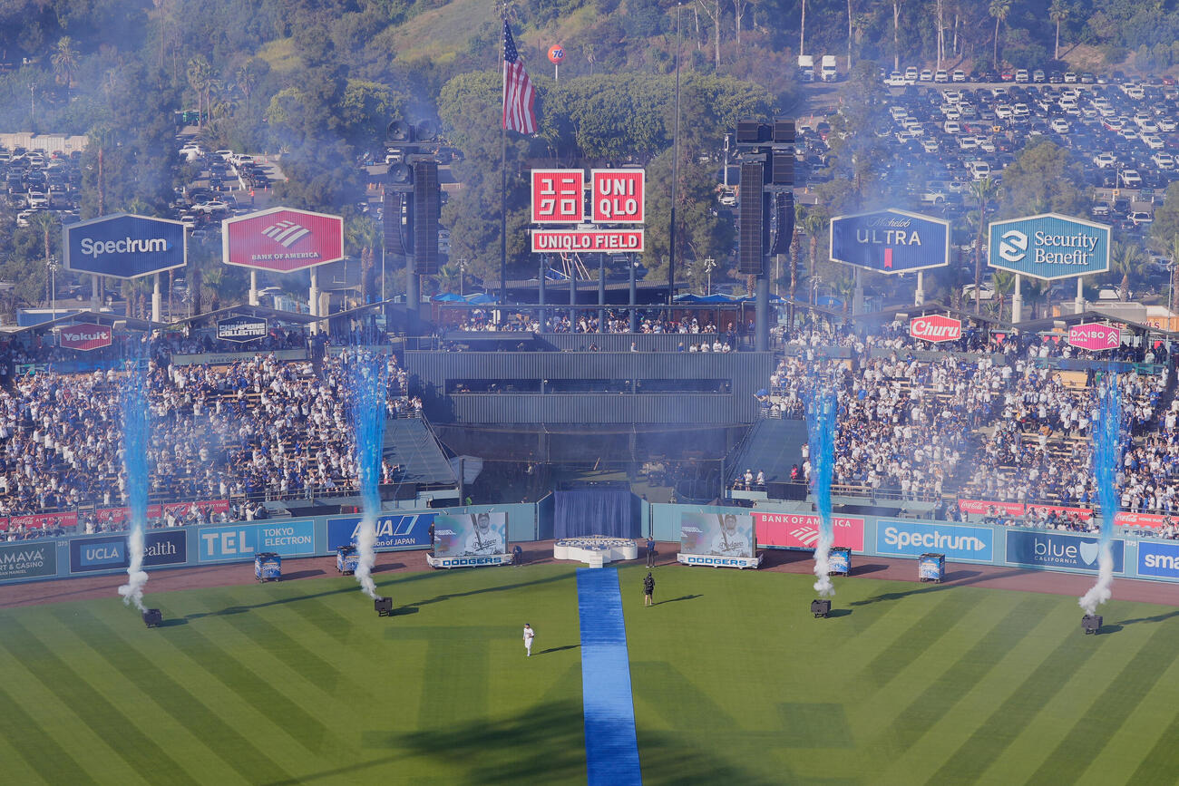 ドジャースタジアムでの開幕セレモニー（AP）