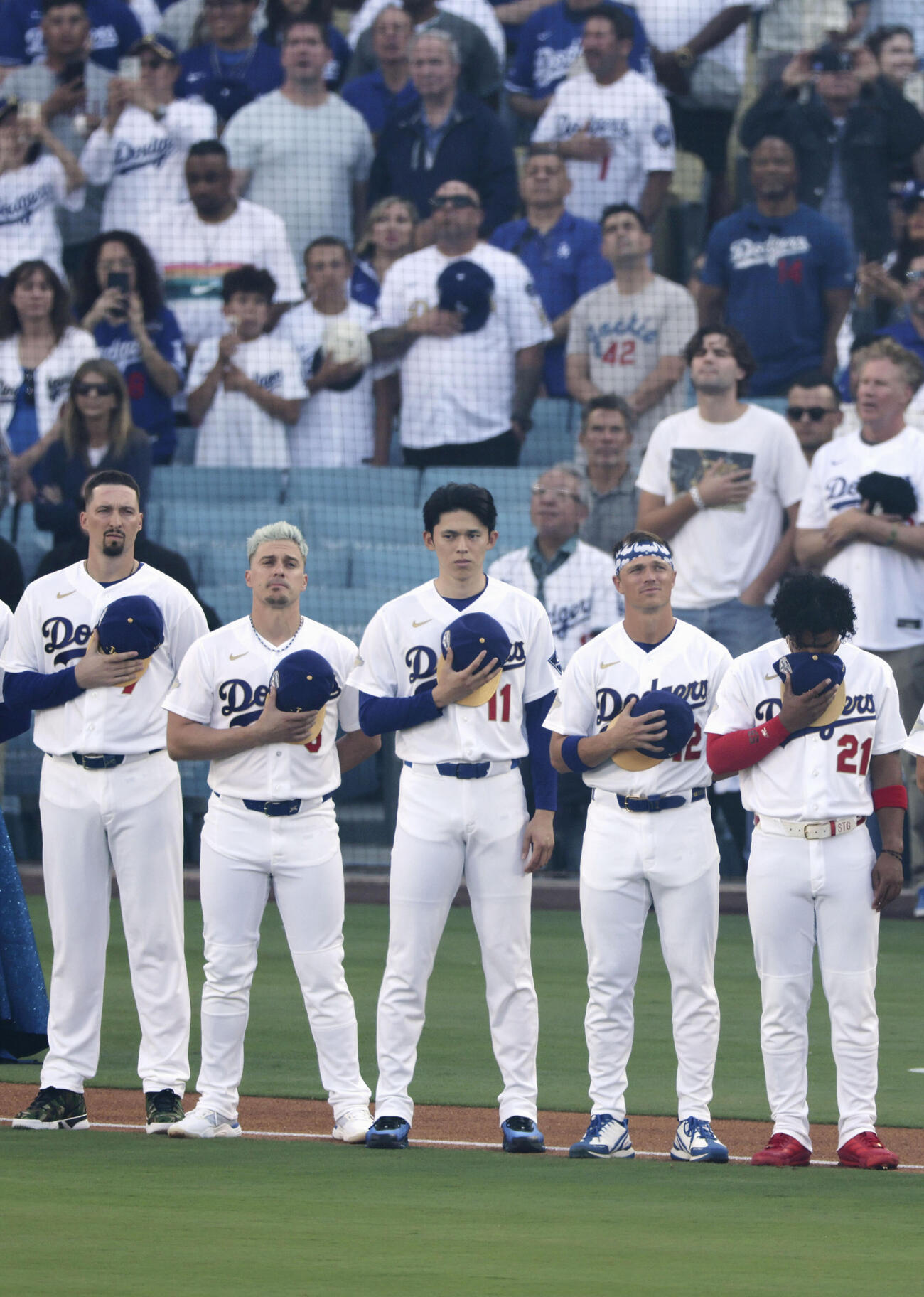 試合前セレモニーで国歌を聞くドジャース・佐々木（中央）ら（共同）