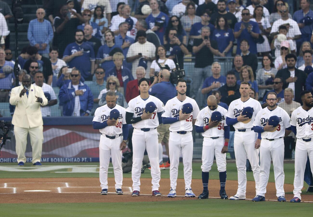 試合前セレモニーで国歌を聞くドジャース大谷（ユニホーム姿の左から2人目）ら（共同）