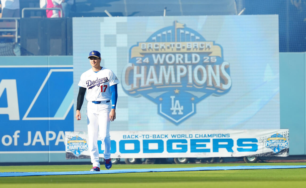 ドジャース対ダイヤモンドバックス　試合前選手紹介で登場するドジャース大谷（撮影・垰建太）