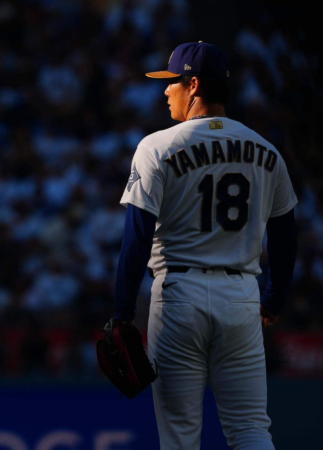 ドジャース対ダイヤモンドバックス　差し込む西陽に金色の帽子のつばを光らせながらマウンドに上がるドジャース先発の山本（撮影・垰建太）