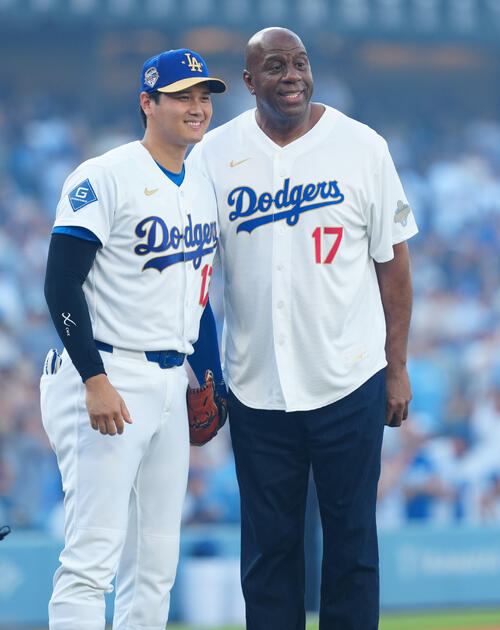 動画】大谷翔平、始球式でマジック・ジョンソンさんの投球を捕手役で