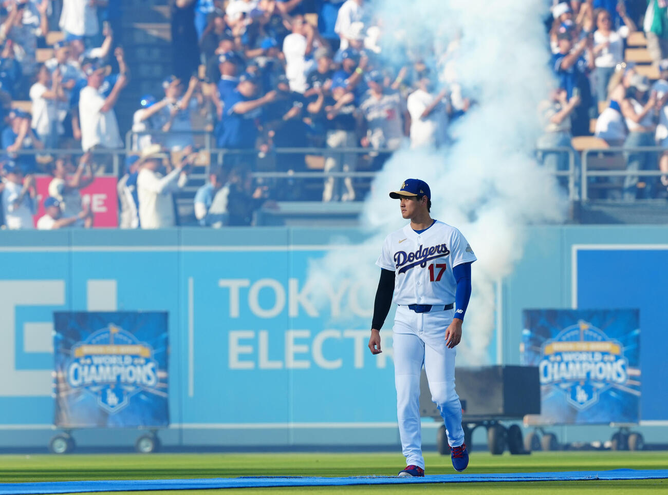ドジャース対ダイヤモンドバックス　試合前選手紹介で登場するドジャース大谷（撮影・垰建太）