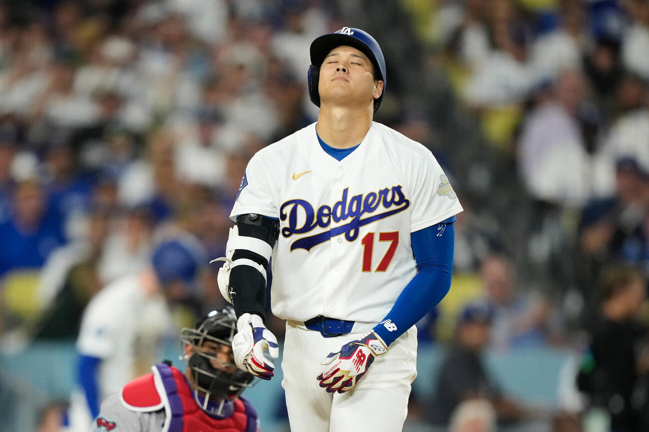 ダイヤモンドバックス戦7回、死球を受けた大谷翔平（AP）