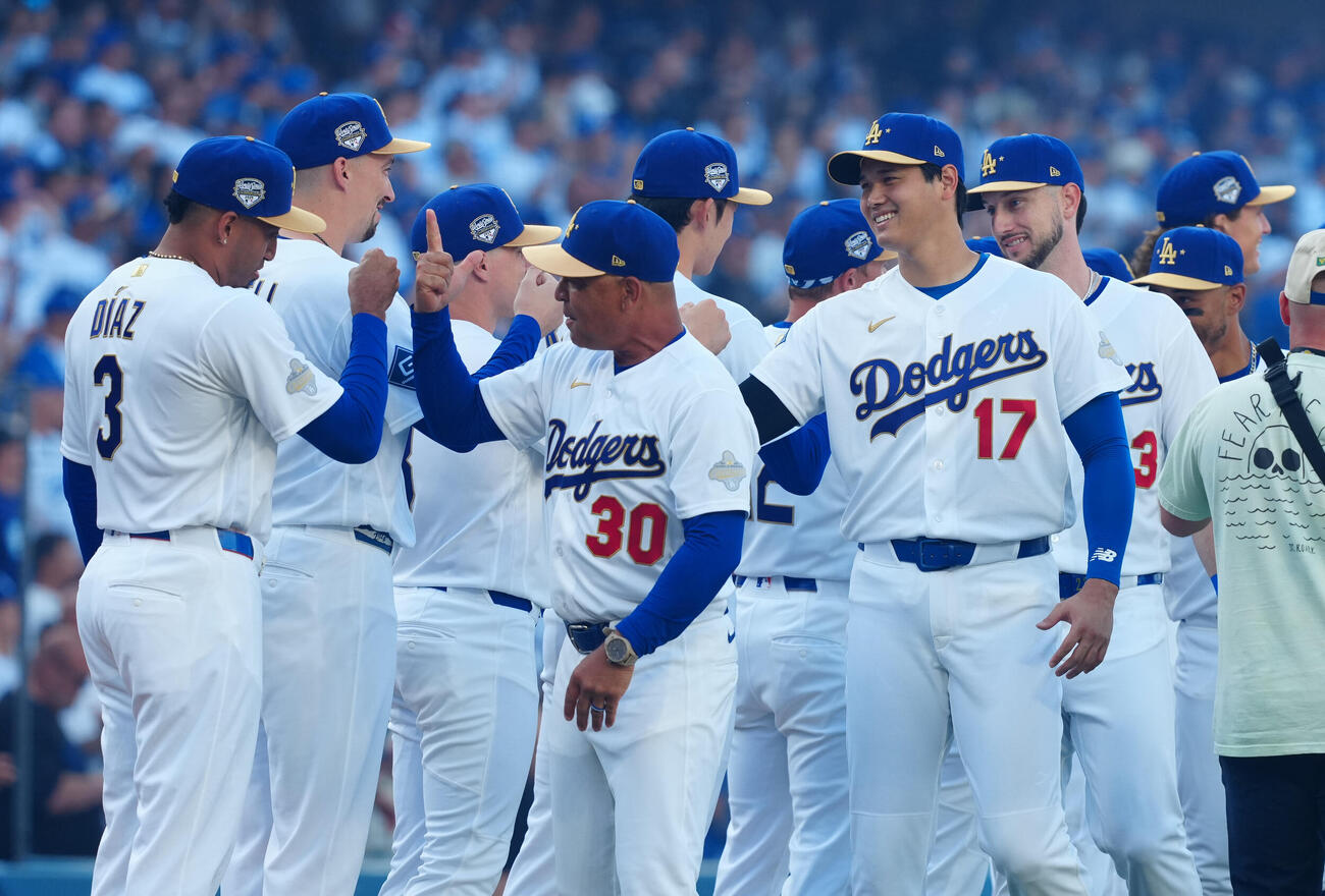 ドジャース対ダイヤモンドバックス　試合前選手紹介で登場するドジャース大谷（右）ら（撮影・垰建太）