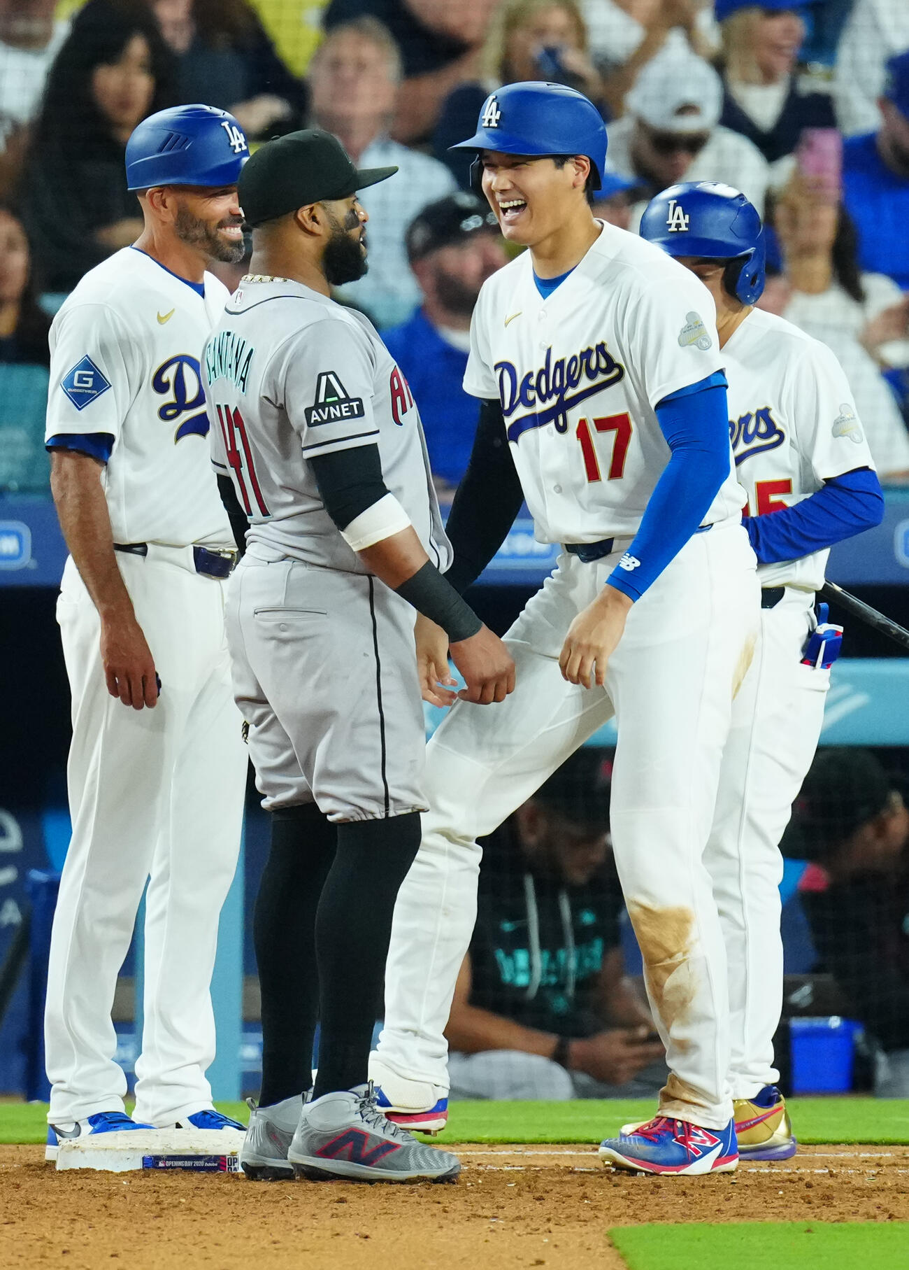 ドジャース対ダイヤモンドバックス　7回裏ドジャース無死、死球を受けるも一塁手サンタナ（中央）と笑顔を見せる大谷（撮影・垰建太）