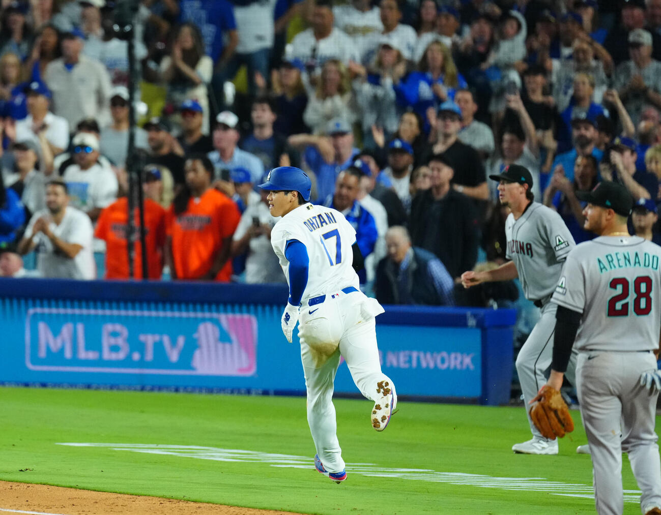 ドジャース対ダイヤモンドバックス　7回裏ドジャース無死一塁、タッカーの適時二塁打で三塁を蹴り本塁へ駆ける大谷（撮影・垰建太）