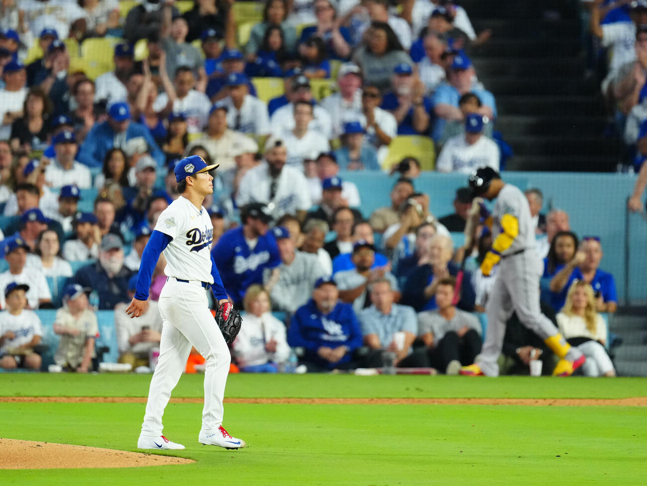 ドジャース対ダイヤモンドバックス　6回表ダイヤモンドバックスの攻撃を無失点に抑えファンの拍手を受けながら引き揚げる山本（撮影・垰建太）