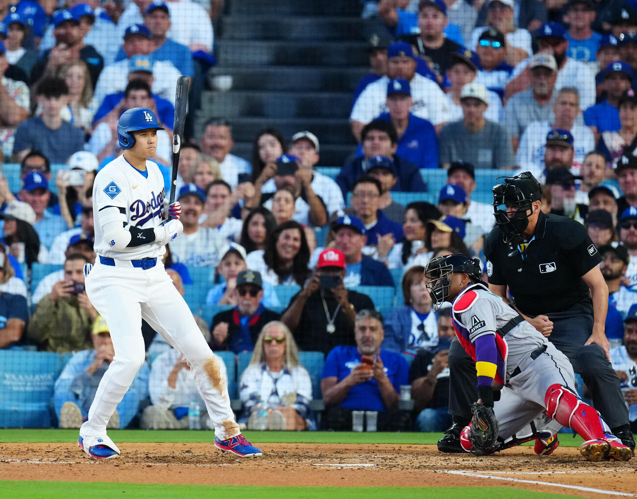 ドジャース対ダイヤモンドバックス　5回裏ドジャース無死一塁、四球を選ぶ大谷（撮影・垰建太）