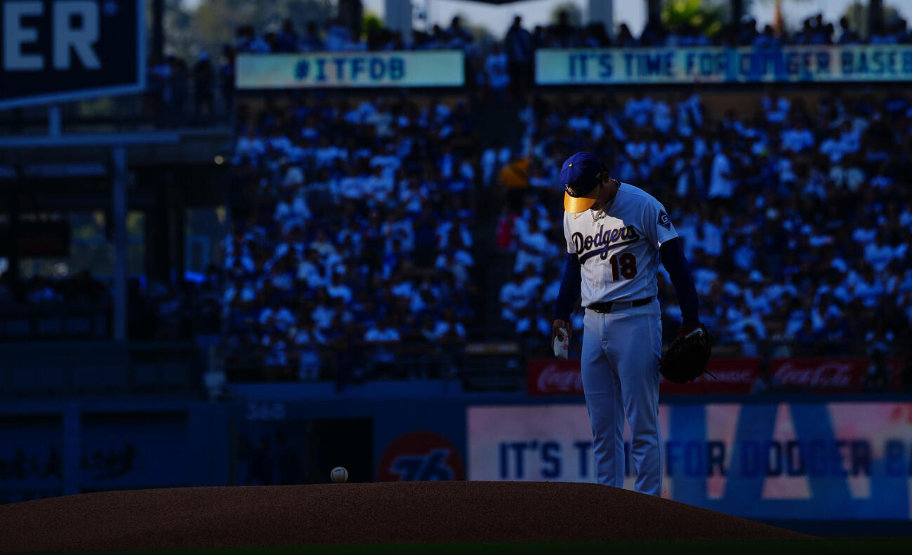 ドジャース対ダイヤモンドバックス　差し込む西日を浴びながら開幕戦のマウンドに上がるドジャース先発の山本（撮影・垰建太）