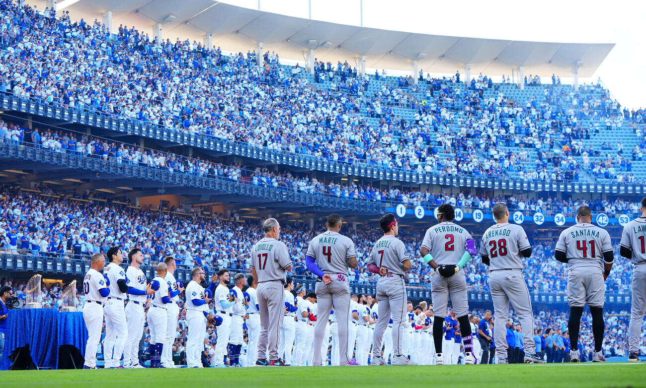 ドジャース対ダイヤモンドバックス　開幕セレモニーで整列する両チームの選手、監督、スタッフたち（撮影・垰建太）