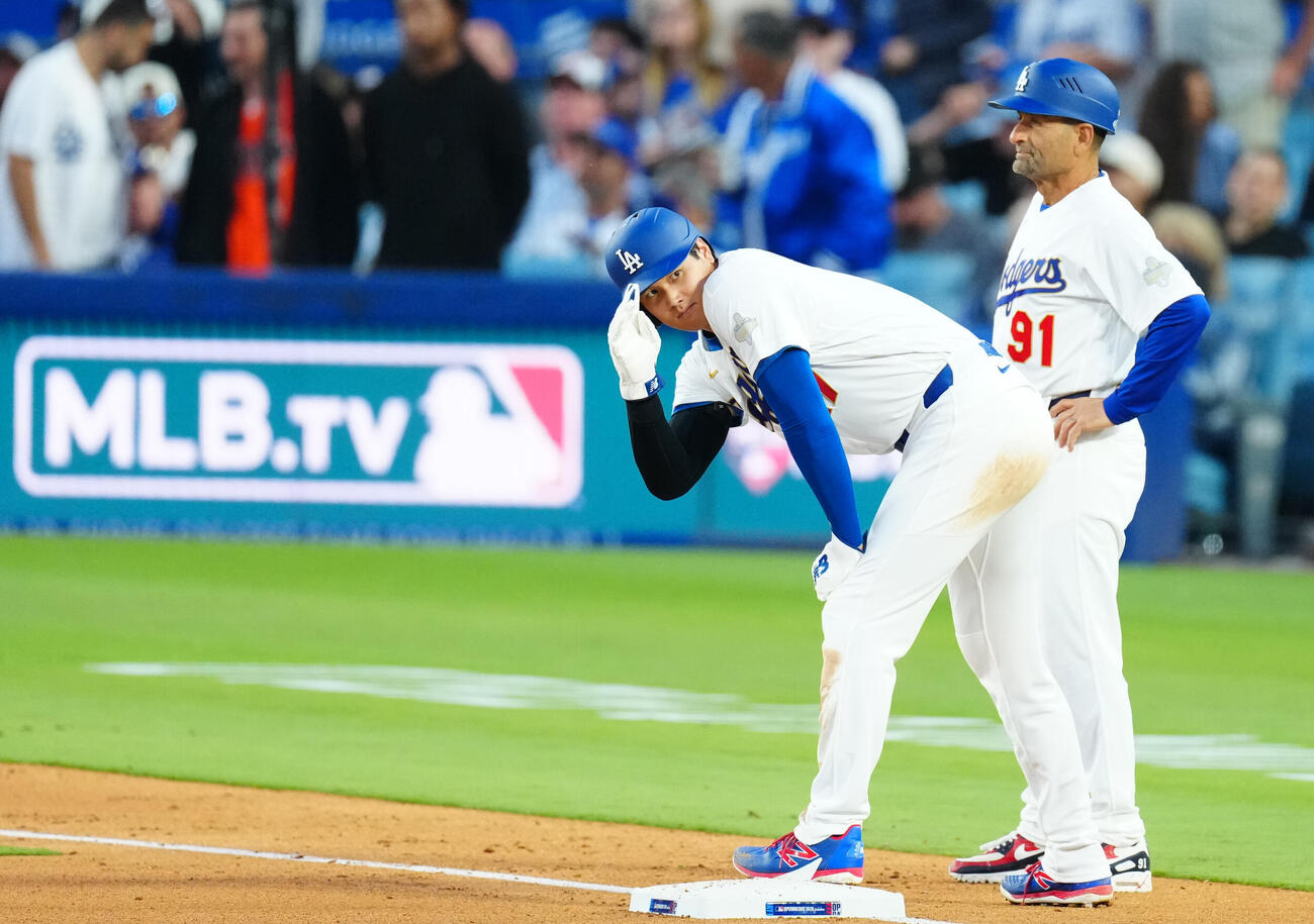 ドジャース対ダイヤモンドバックス　5回裏ドジャース2死満塁、三塁に進み塁審にあいさつする大谷（撮影・垰建太）