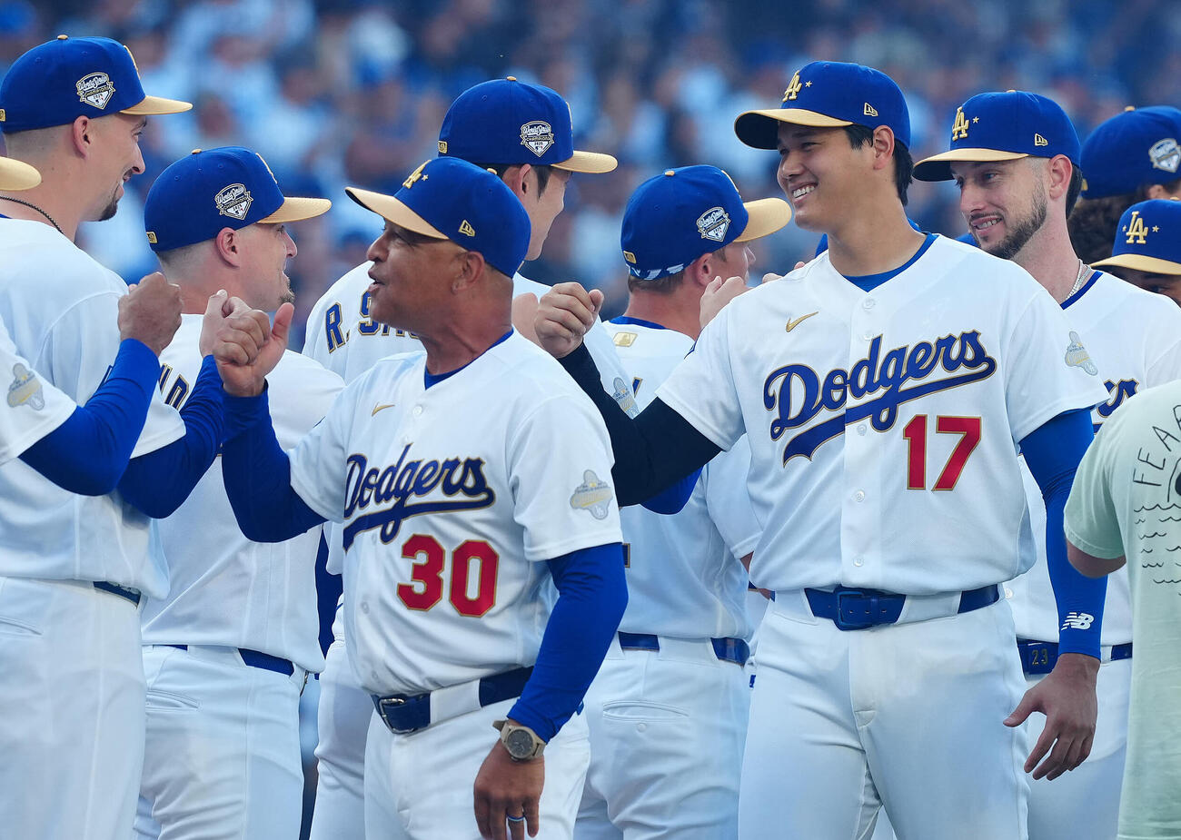 ドジャース対ダイヤモンドバックス　開幕セレモニーの選手紹介で登場するドジャース大谷（右）らドジャースの選手たち（撮影・垰建太）