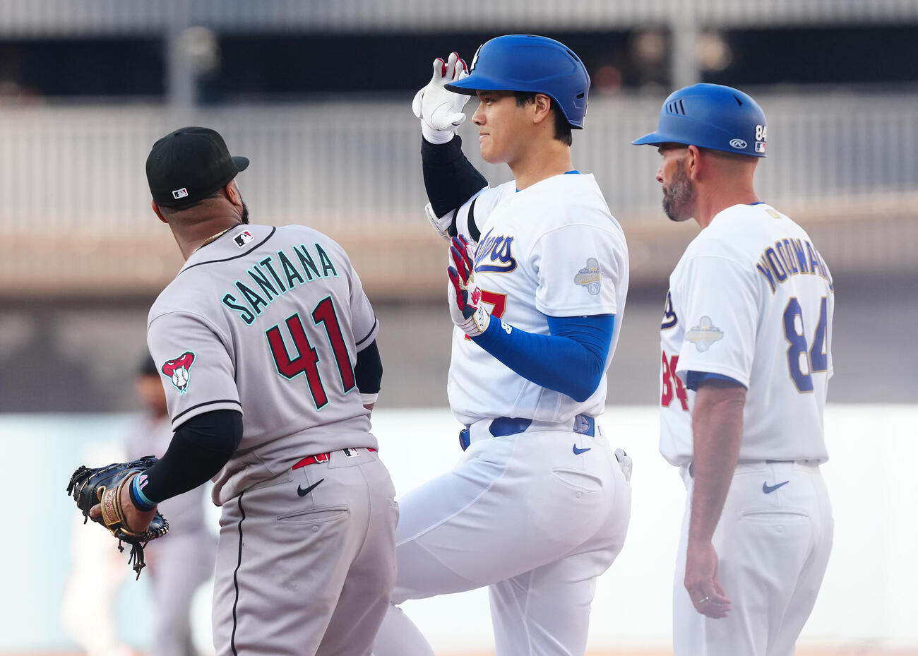 ドジャース対ダイヤモンドバックス　1回裏ドジャース無死、今季初安打となる右前打を放ちポーズを決める大谷（中央）（撮影・垰建太）