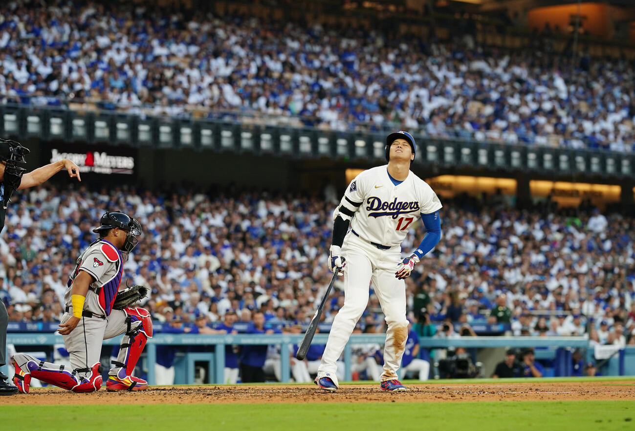 ドジャース対ダイヤモンドバックス　7回裏ドジャース無死、右腕に死球を受け痛がる大谷（撮影・垰建太）