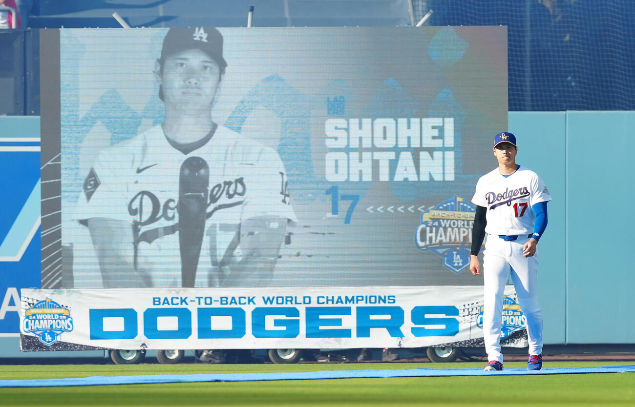 ドジャース対ダイヤモンドバックス　開幕セレモニーの選手紹介で登場するドジャース大谷（撮影・垰建太）