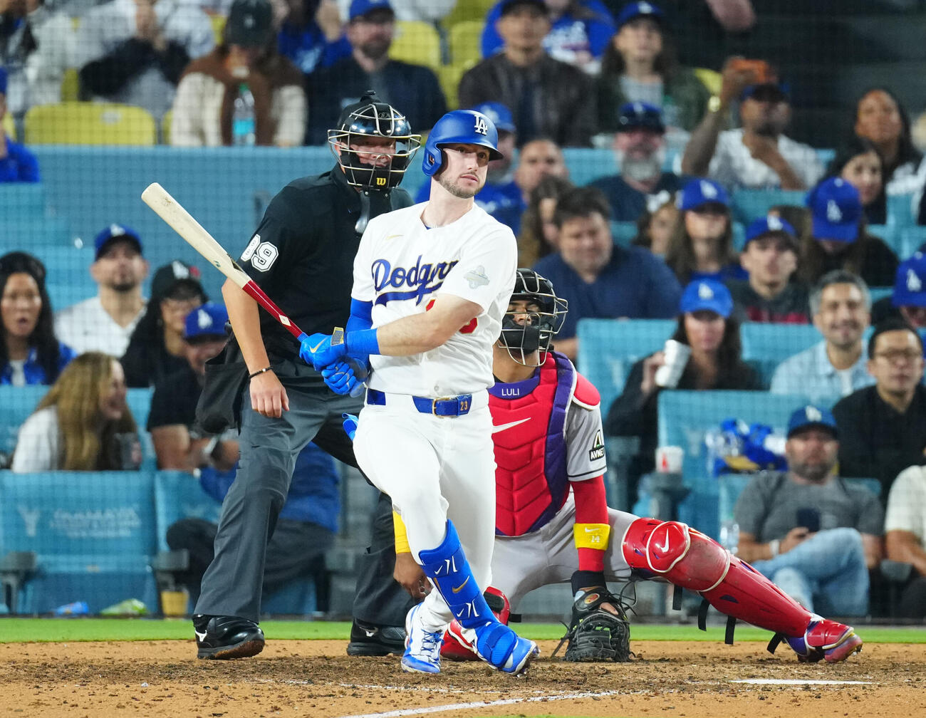 ドジャース対ダイヤモンドバックス　8回裏ドジャース1死三塁、適時打を放つタッカー（撮影・垰建太）