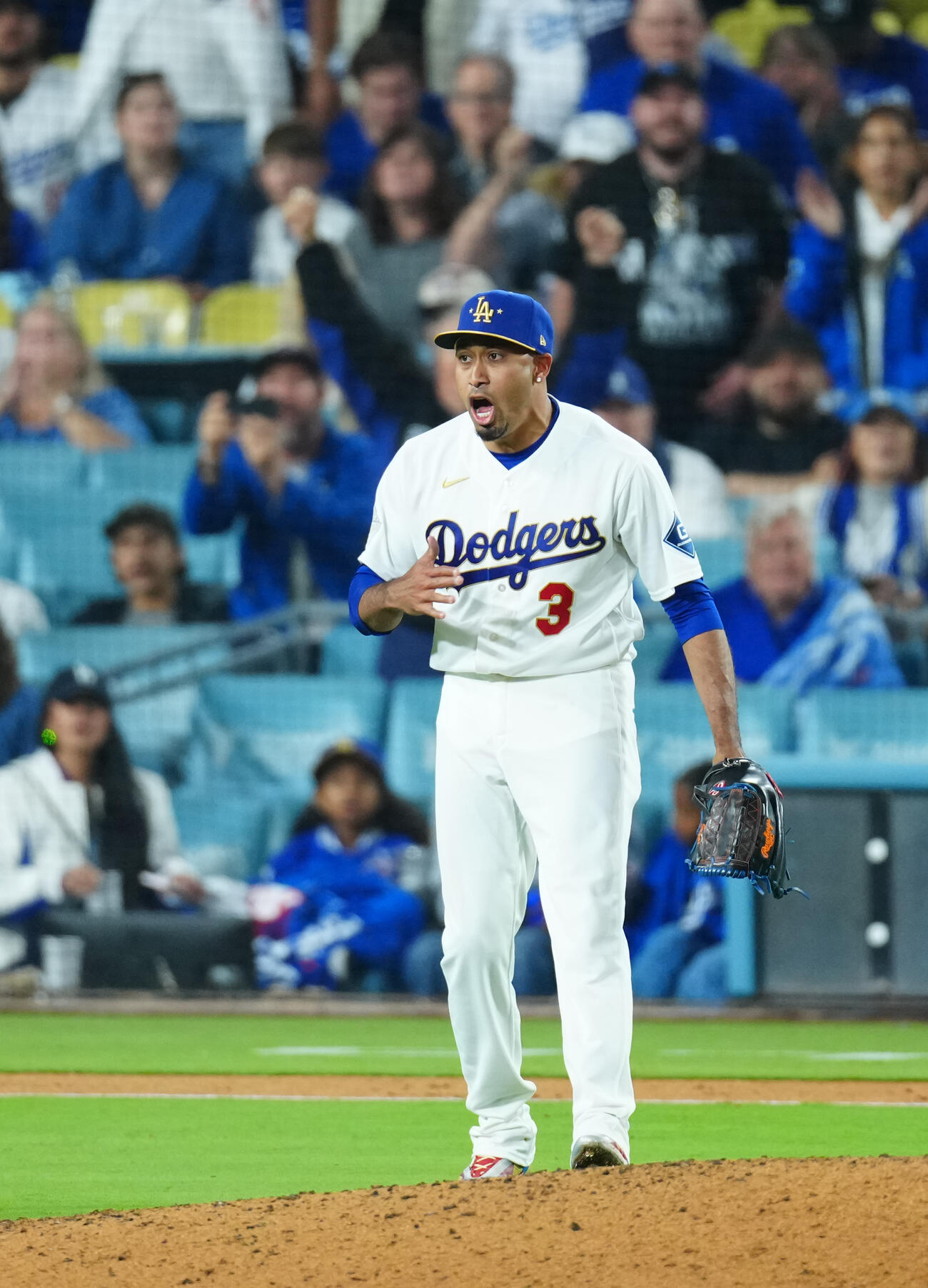 ドジャース対ダイヤモンドバックス　9回表ダイヤモンドバックスの攻撃を無失点に抑え雄たけびをあげるドジャースのエドウィン・ディアス（撮影・垰建太）