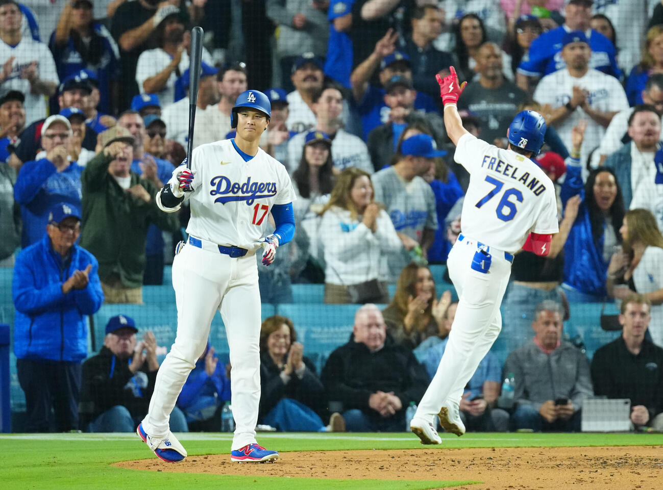 ドジャース対ダイヤモンドバックス　3回裏ドジャース1死、ソロ本塁打を放ったフリーランド（右）を出迎え笑顔を見せる大谷（撮影・垰建太）