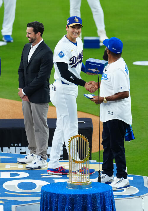 ドジャース対ダイヤモンドバックス 試合前、チャンピオンズリングセレモニーで笑顔を見せるドジャース大谷(撮影・垰建太)