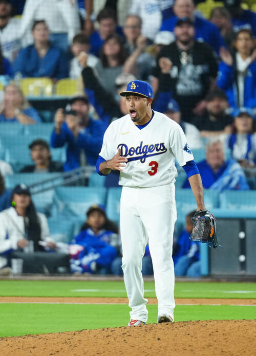 ドジャース対ダイヤモンドバックス 9回表ダイヤモンドバックスの攻撃を無失点に抑え雄たけびをあげるドジャースのエドウィン・ディアス(撮影・垰建太)