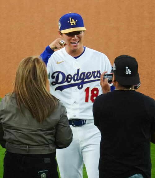 ドジャース対ダイヤモンドバックス 試合前、チャンピオンズリングセレモニーでリングを着け笑顔を見せるドジャース山本(撮影・垰建太)