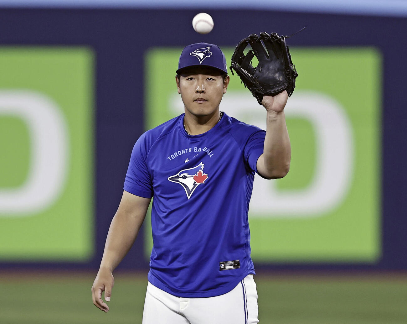 試合前、キャッチボールするブルージェイズ岡本（共同）