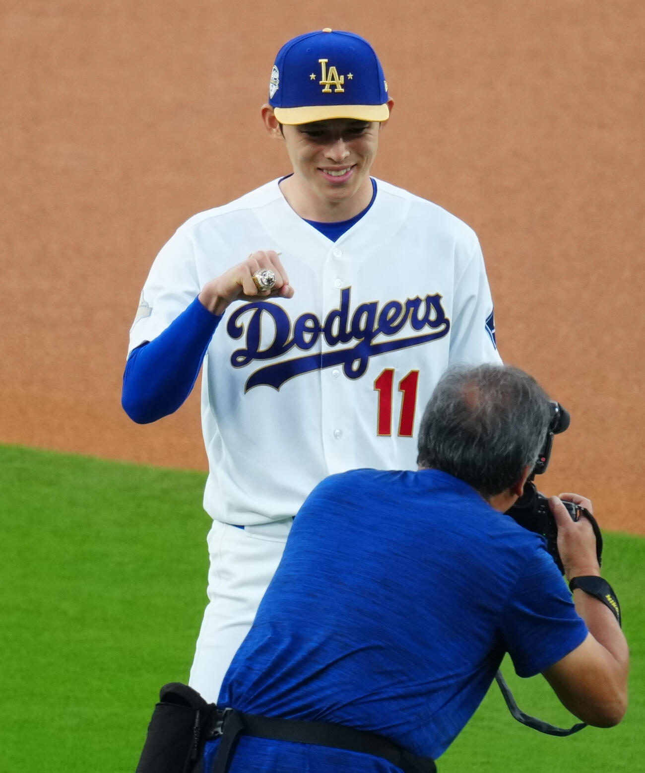 ドジャース対ダイヤモンドバックス　試合前、チャンピオンズリングセレモニーで贈呈されたリングと笑顔を見せるドジャース佐々木（撮影・垰建太）