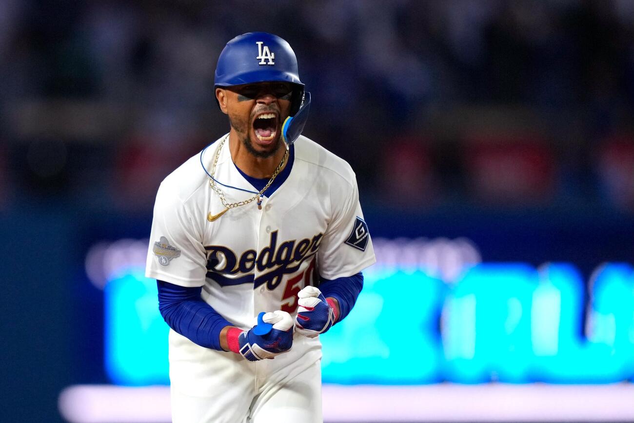 ダイヤモンドバックス戦3回に逆転3ランを放ち、ほえるドジャース・ベッツ（AP）