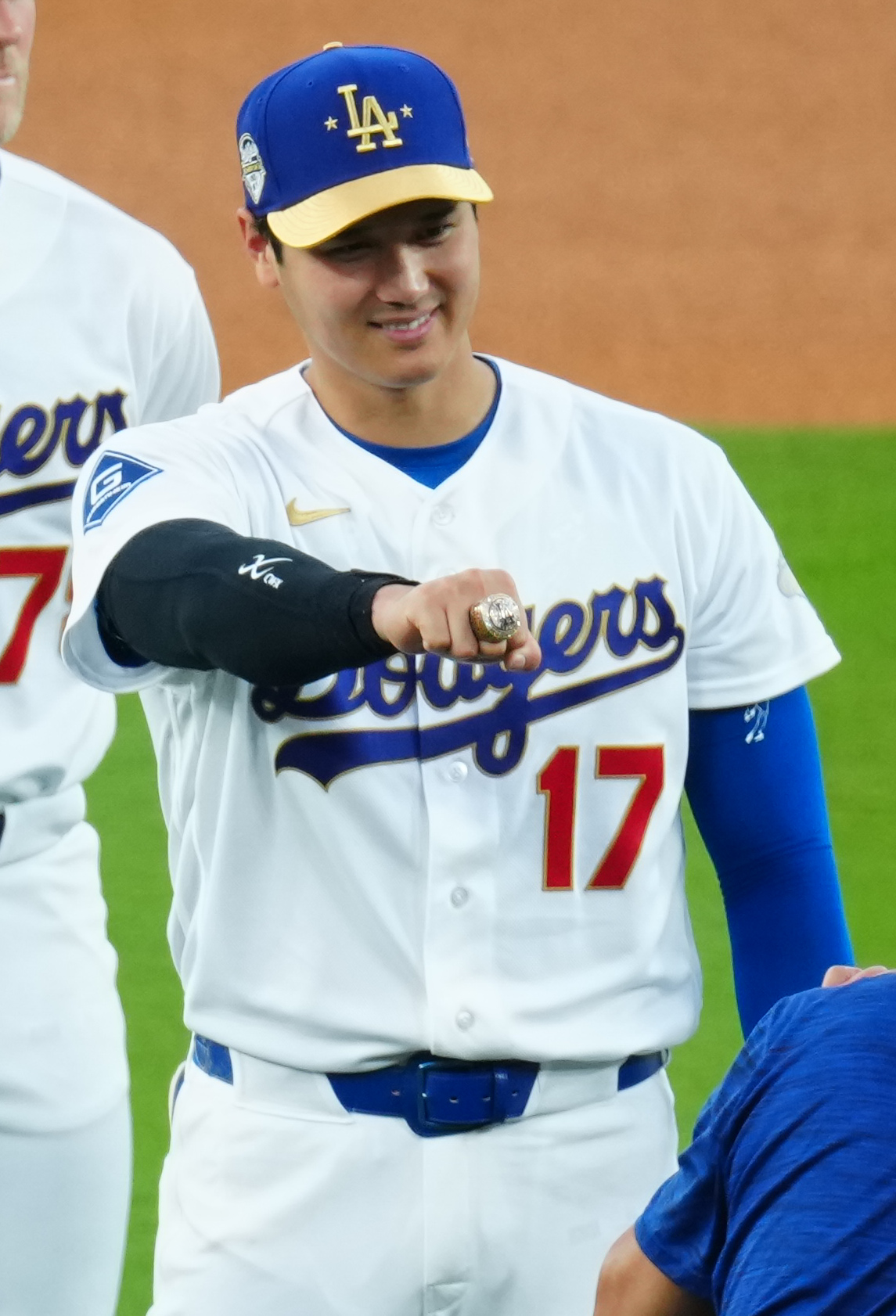 ドジャース対ダイヤモンドバックス　試合前、チャンピオンズリングセレモニーでリングを着け笑顔を見せるドジャース大谷（撮影・垰建太）