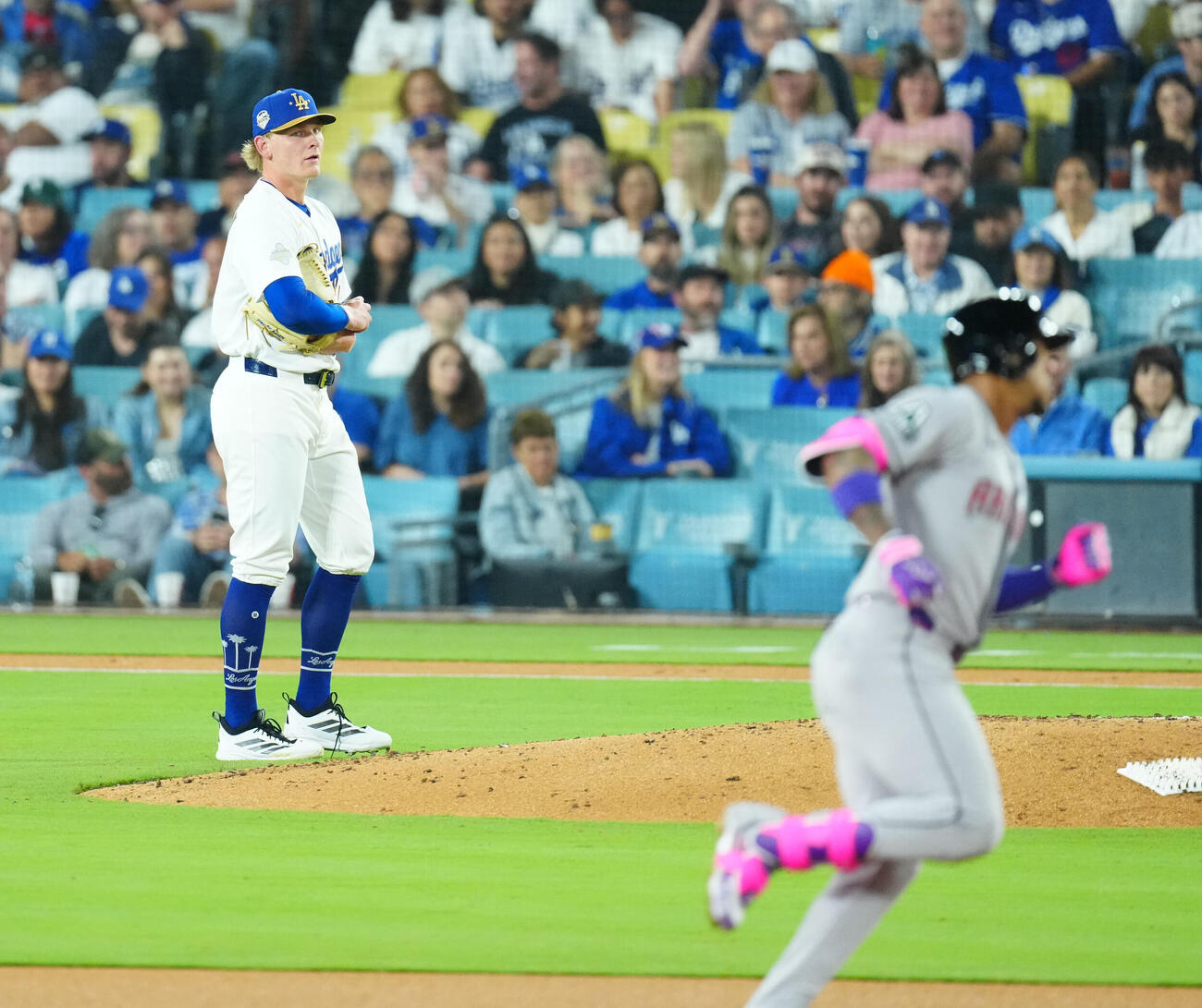 ドジャース対ダイヤモンドバックス　3回表ダイヤモンドバックス1死、マルテ（手前）にソロ本塁打を浴びるシーハン（撮影・垰建太）