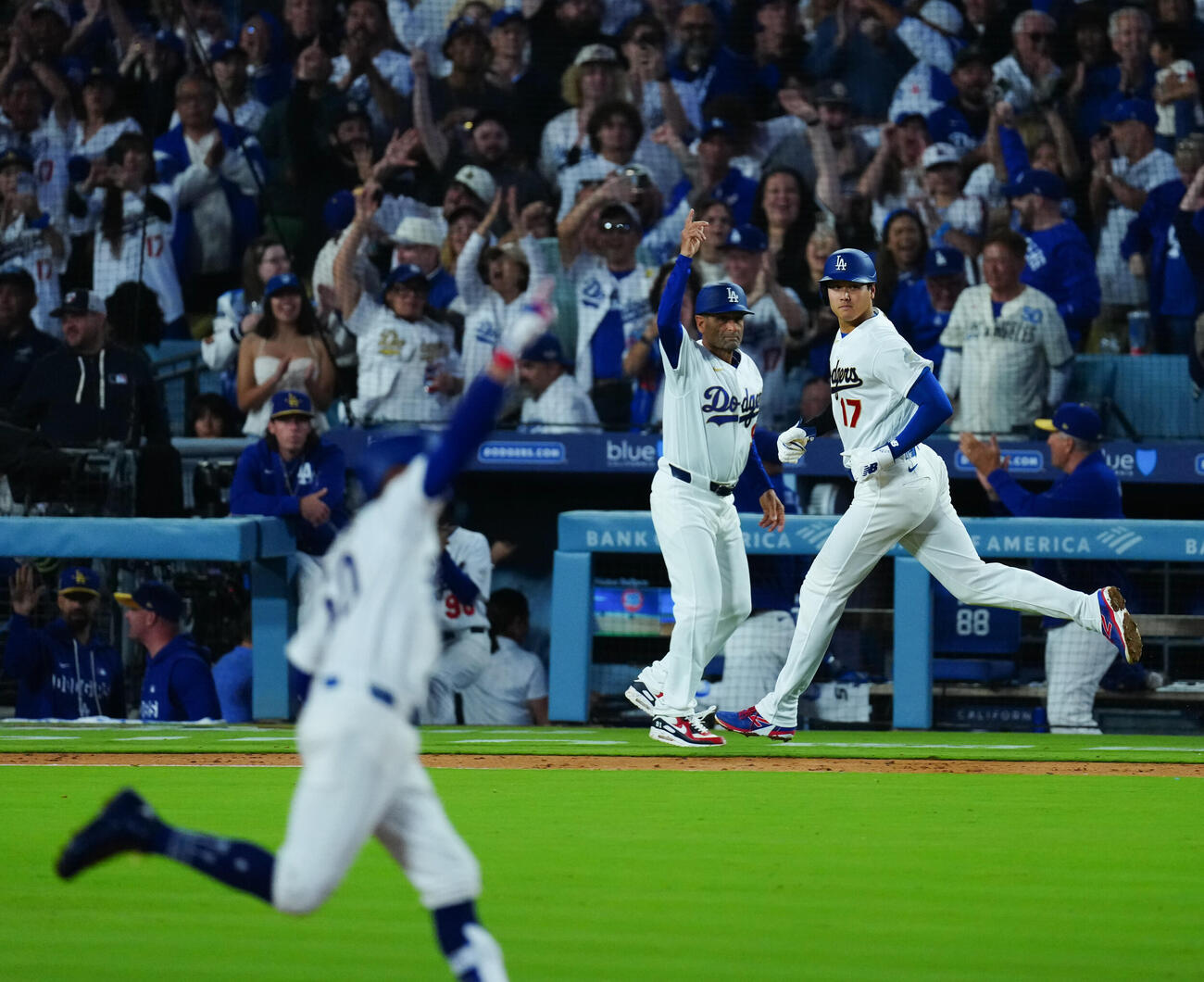 ドジャース対ダイヤモンドバックス　3回裏ドジャース1死一、二塁、ベッツ（手前）の3点本塁打で生還する大谷（撮影・垰建太）