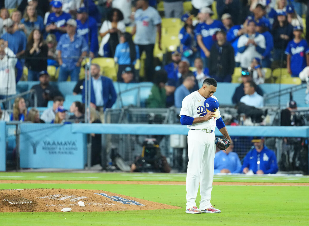 ドジャース対ダイヤモンドバックス　9回表、マウンドで祈るドジャースのエドウィン・ディアス（撮影・垰建太）