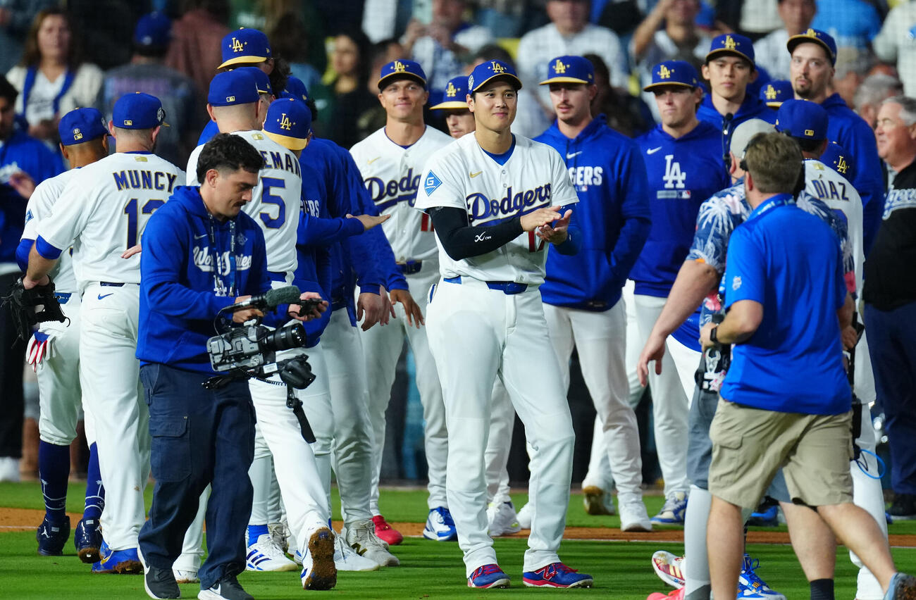 ドジャース対ダイヤモンドバックス　ダイヤモンドバックスに勝利しナインとタッチを交わすドジャース大谷（中央）ら（撮影・垰建太）