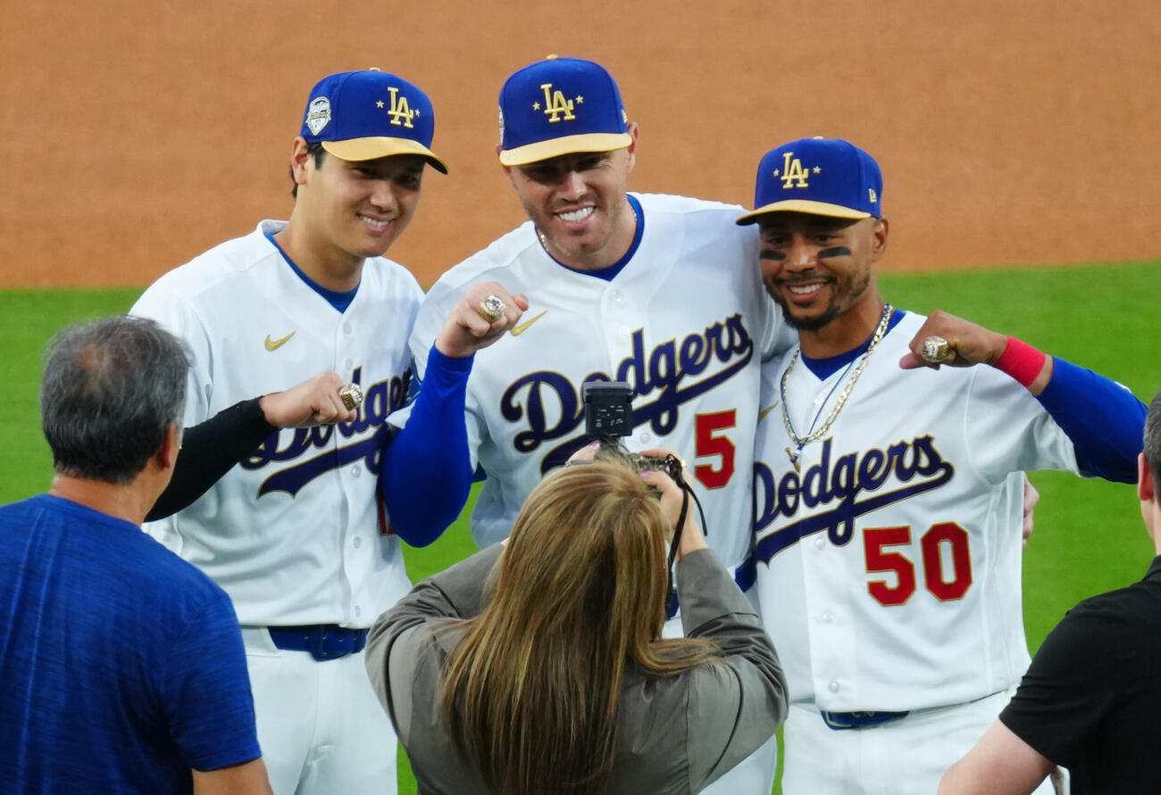ドジャース対ダイヤモンドバックス　試合前、チャンピオンズリングセレモニーでリングを着け笑顔を見せるドジャース大谷（左）、フリーマン（中央）、ベッツ（撮影・垰建太）