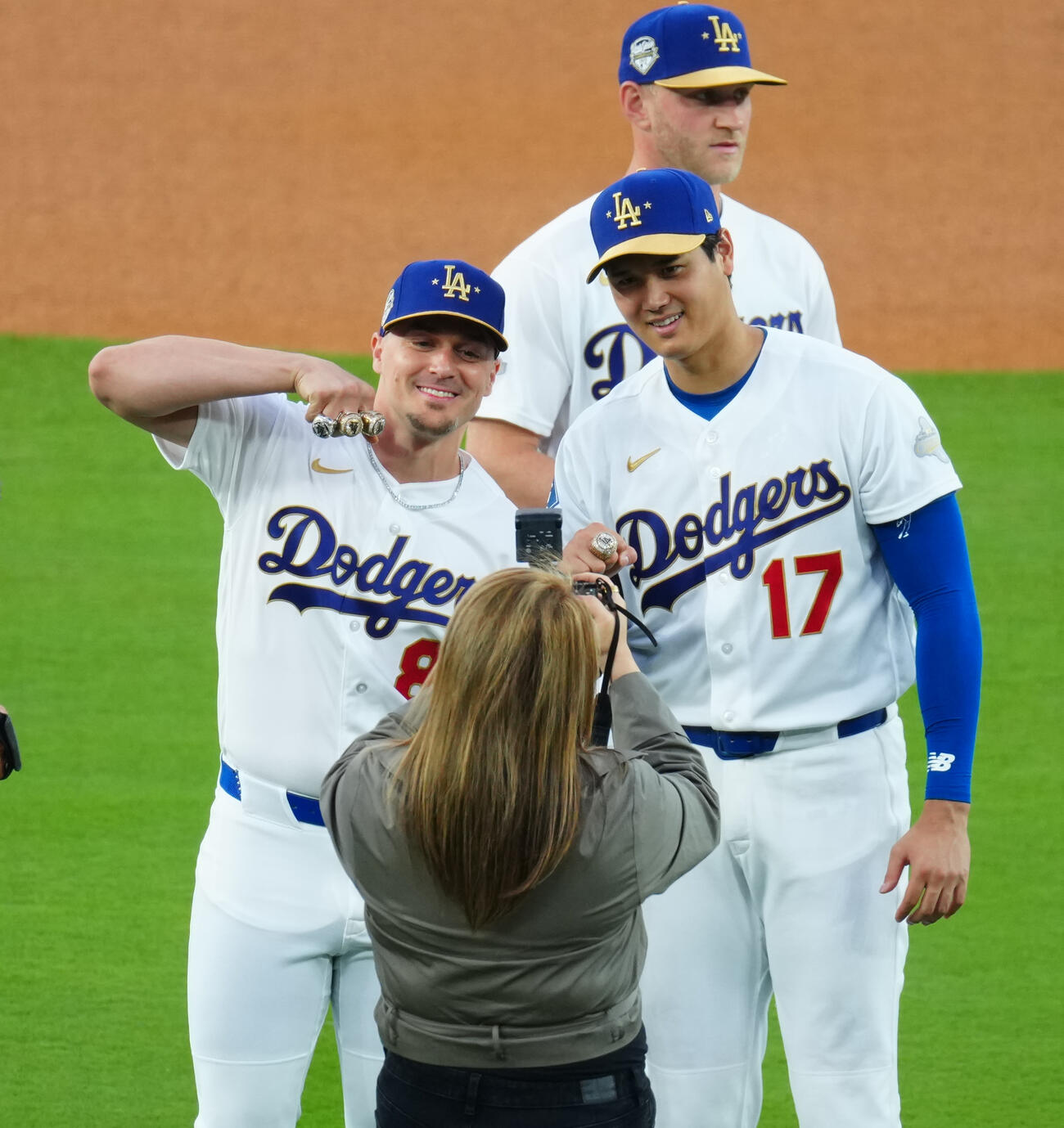 ドジャース対ダイヤモンドバックス　試合前、チャンピオンズリングセレモニーでリングを着け笑顔を見せるドジャース大谷（右）、E・ヘルナンデス（撮影・垰建太）