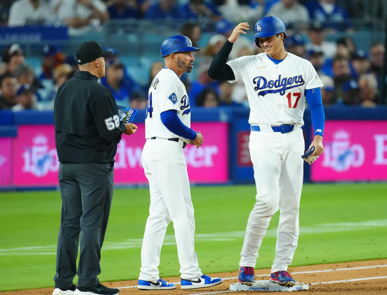 ドジャース対ダイヤモンドバックス　3回裏ドジャース1死、四球で出塁し一塁塁審からヒマワリの種をもらう大谷（右）（撮影・垰建太）