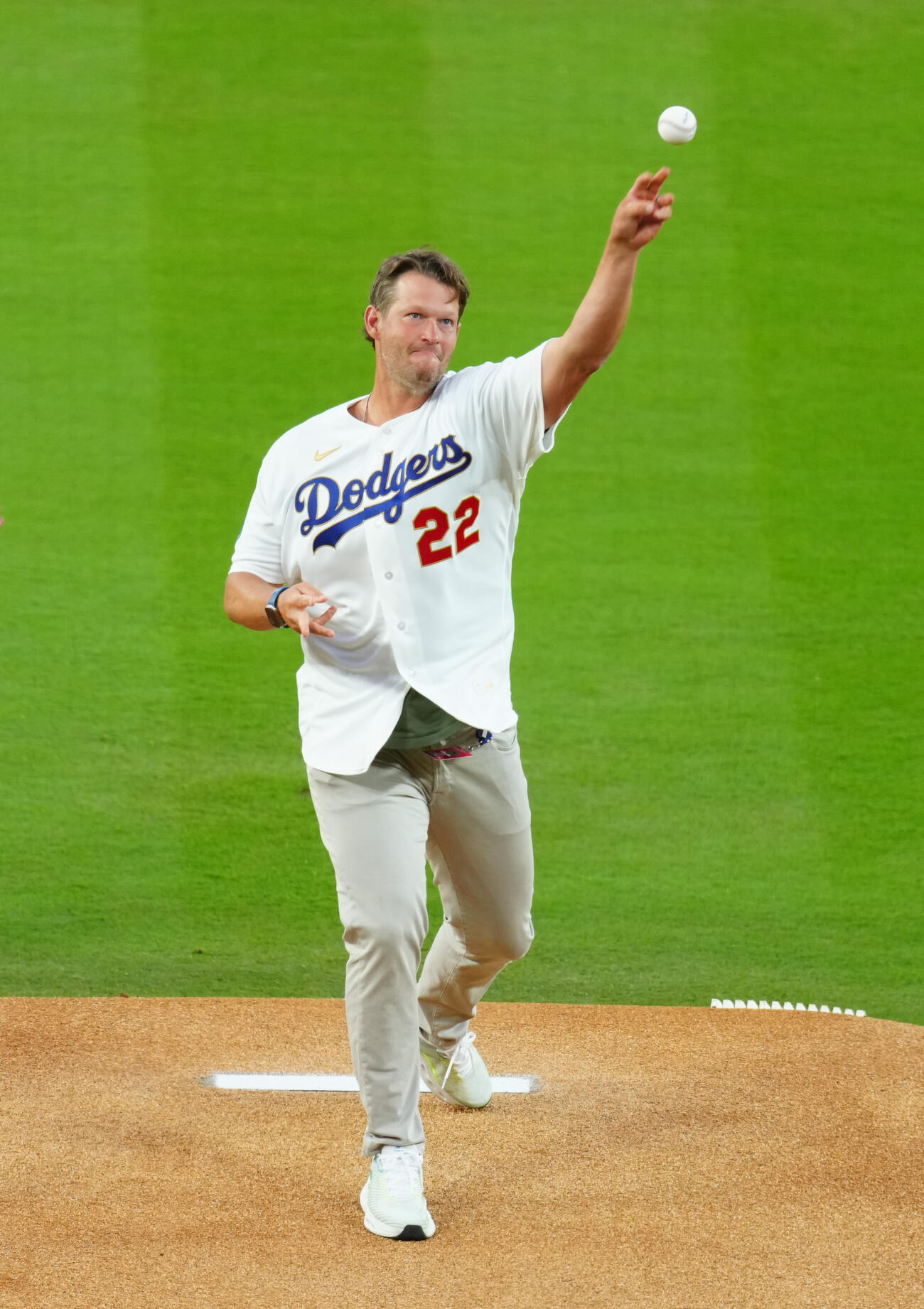 ドジャース対ダイヤモンドバックス　始球式を務めるカーショー氏＝2026年3月27日（現地時間）