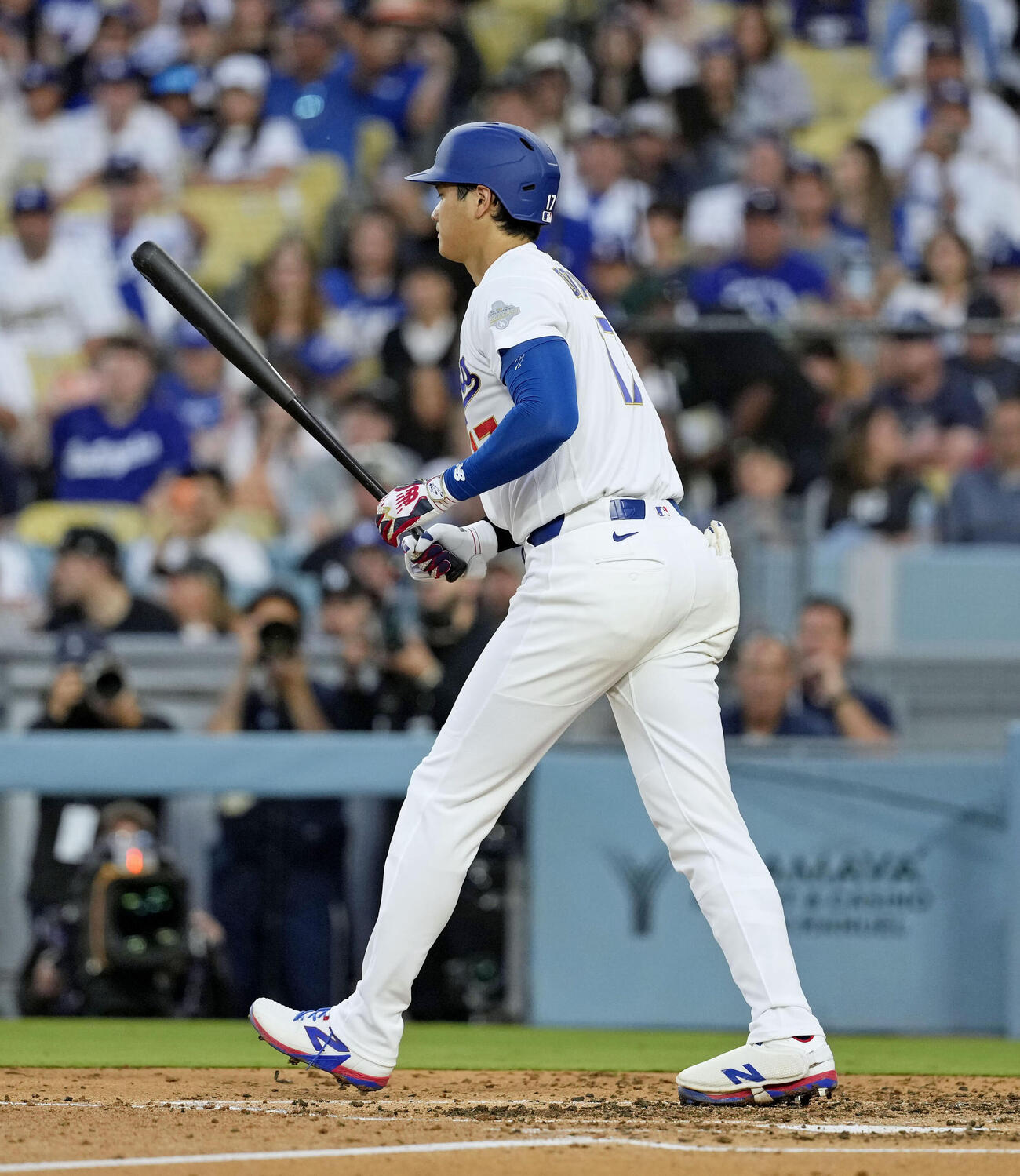 ダイヤモンドバックス戦の3回、四球を選んだドジャース大谷（共同）