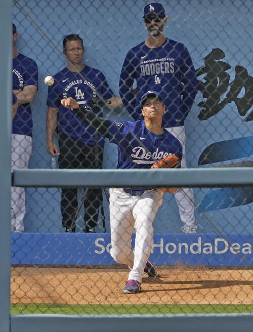 ブルペンで投球練習するドジャース大谷（共同）