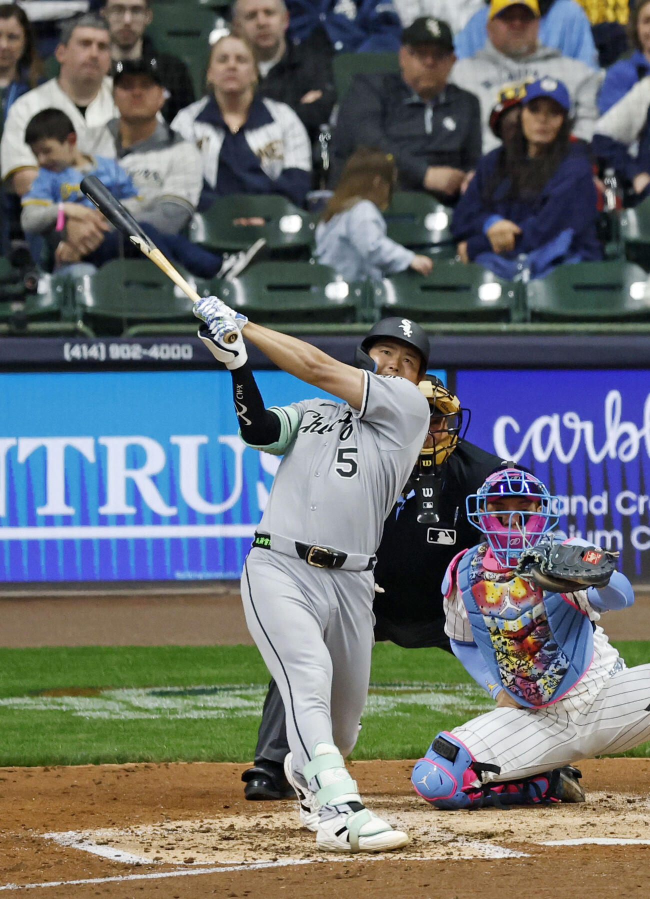 ブルワーズ戦の4回、メジャーデビューから2試合連続本塁打となる2号ソロを放つホワイトソックス・村上＝ミルウォーキー（共同）
