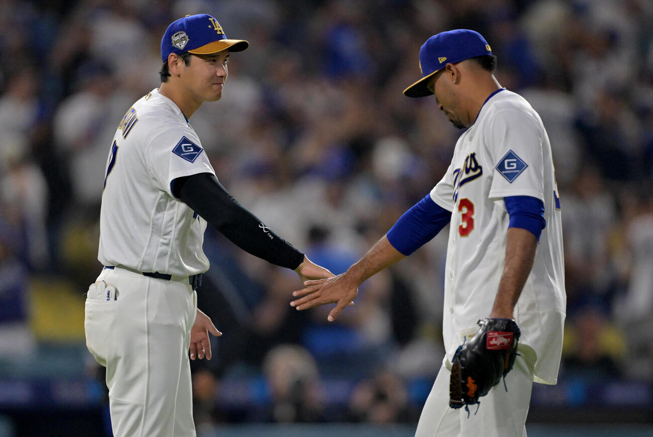 ドジャース対ダイヤモンドバックス　2試合連続セーブを挙げたディアス（右）とタッチをかわすドジャース大谷翔平（ロイター）