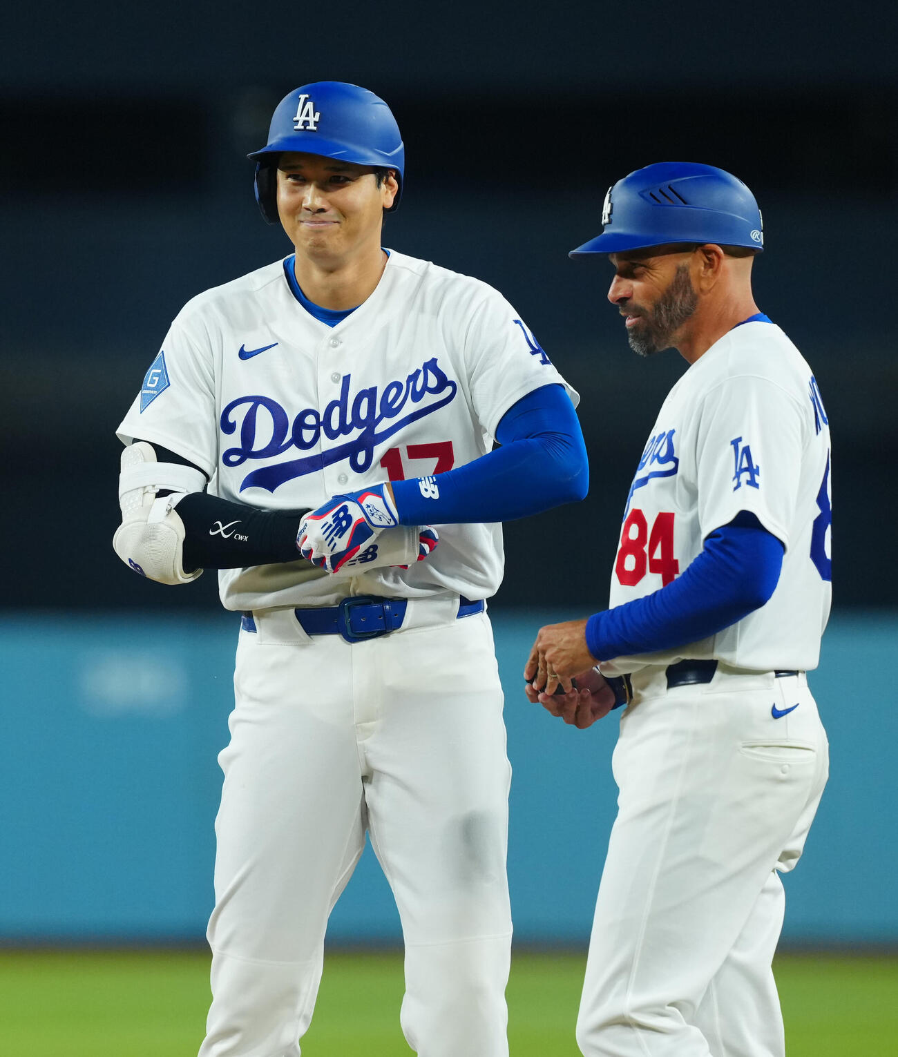 ドジャース対ガーディアンズ　1回裏ドジャース無死、左前へのポテンヒットで出塁し笑みを浮かべる大谷（左）（撮影・垰建太）
